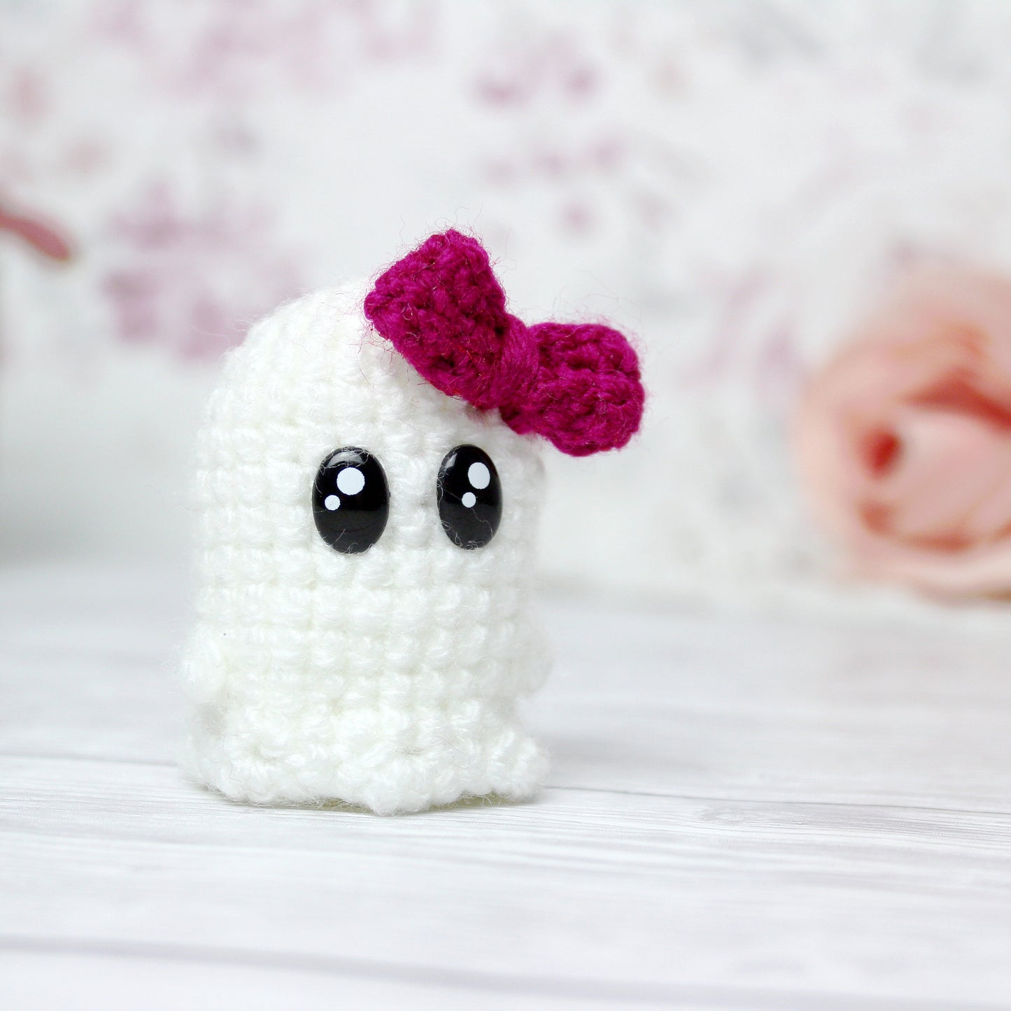Amigurumi Geist mit himbeerfarbener Schleife