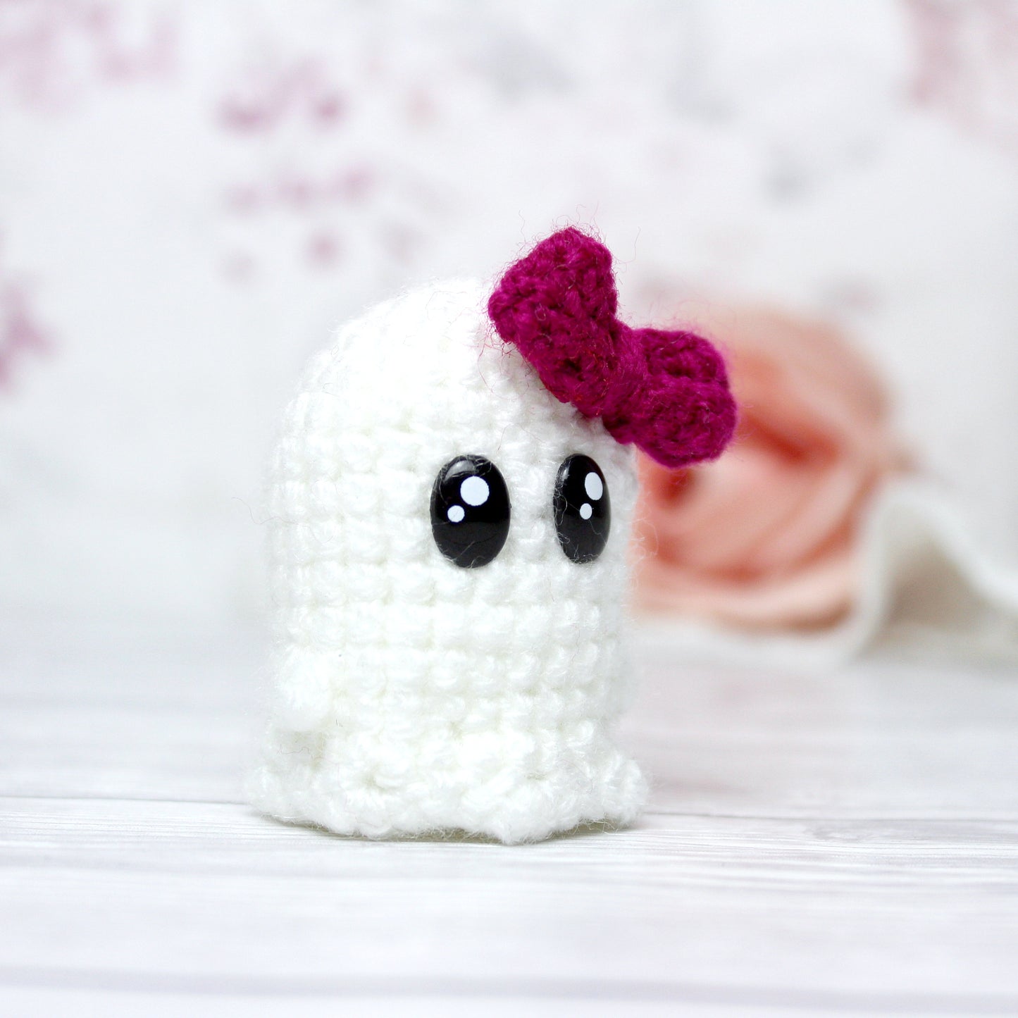 Amigurumi Geist mit himbeerfarbener Schleife
