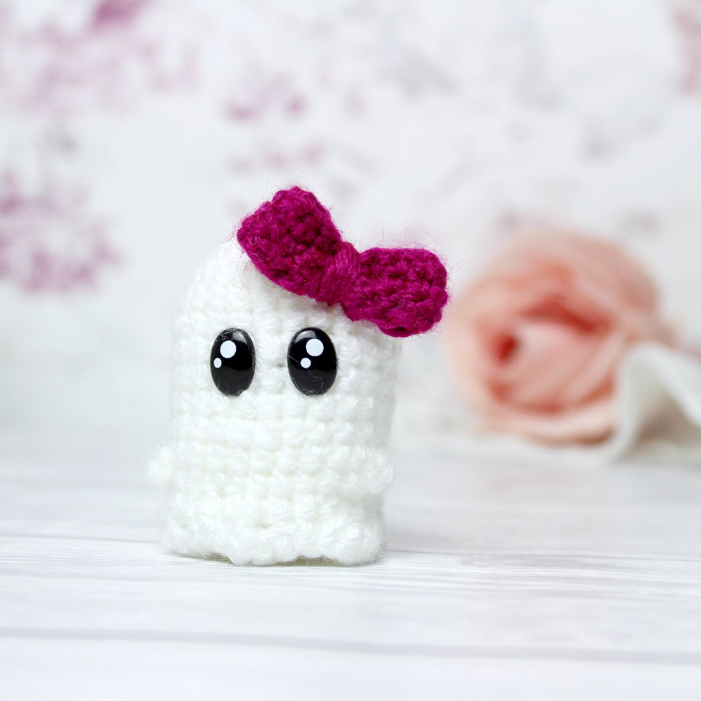 Amigurumi Geist mit himbeerfarbener Schleife