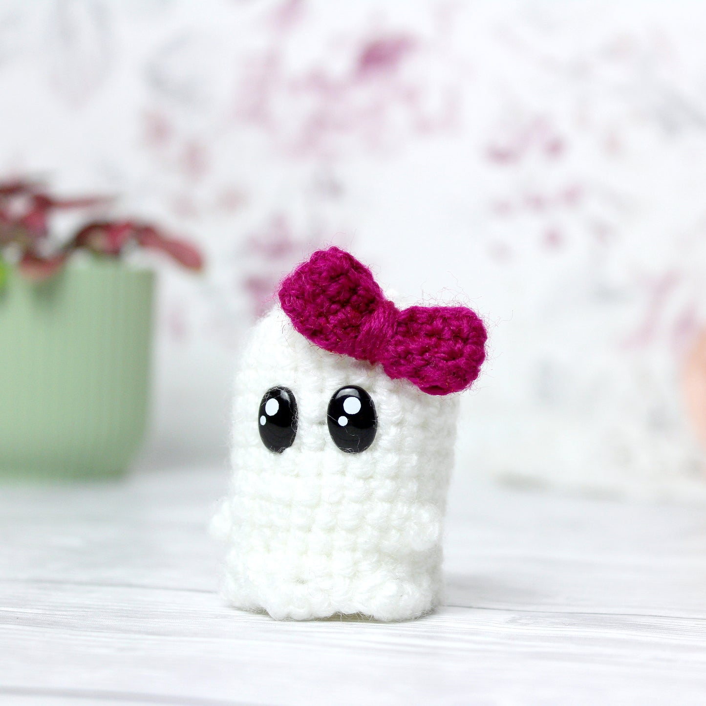Amigurumi Geist mit himbeerfarbener Schleife