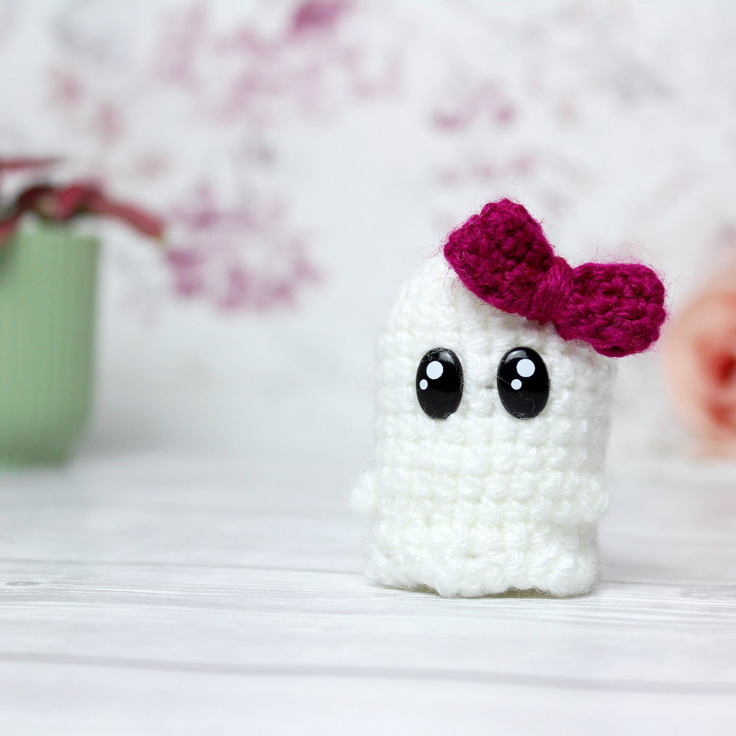 Amigurumi Geist mit himbeerfarbener Schleife