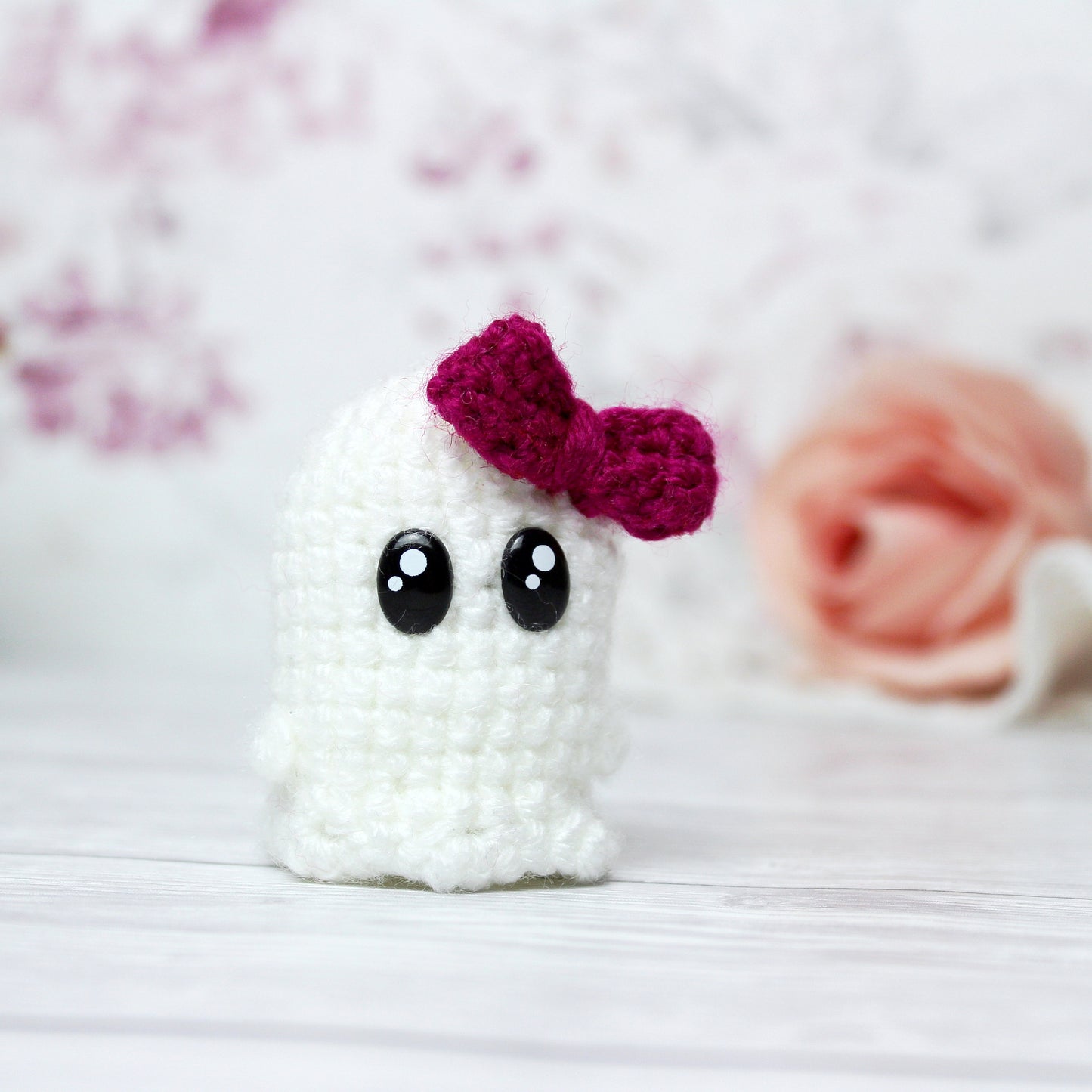 Amigurumi Geist mit himbeerfarbener Schleife