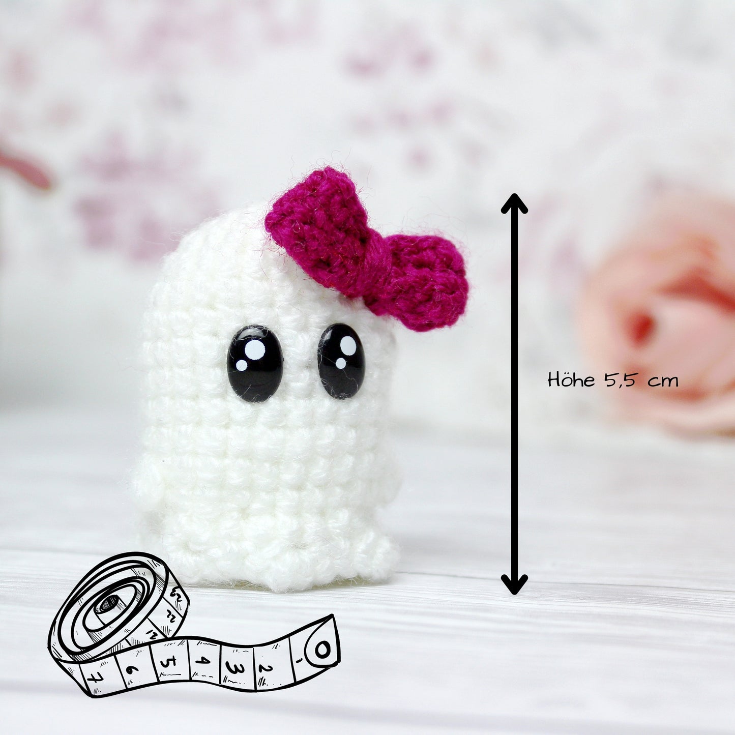 Amigurumi Geist mit himbeerfarbener Schleife