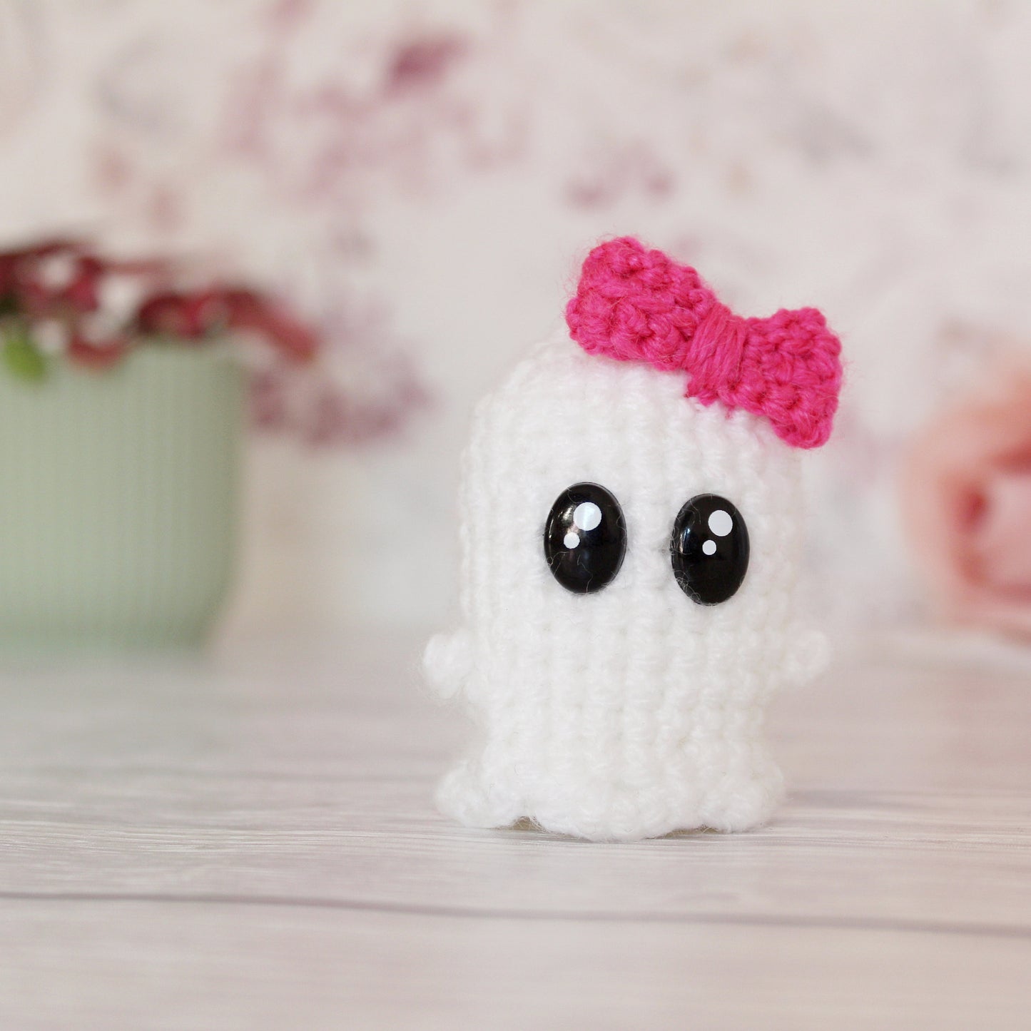 Amigurumi Geist mit pinker Schleife