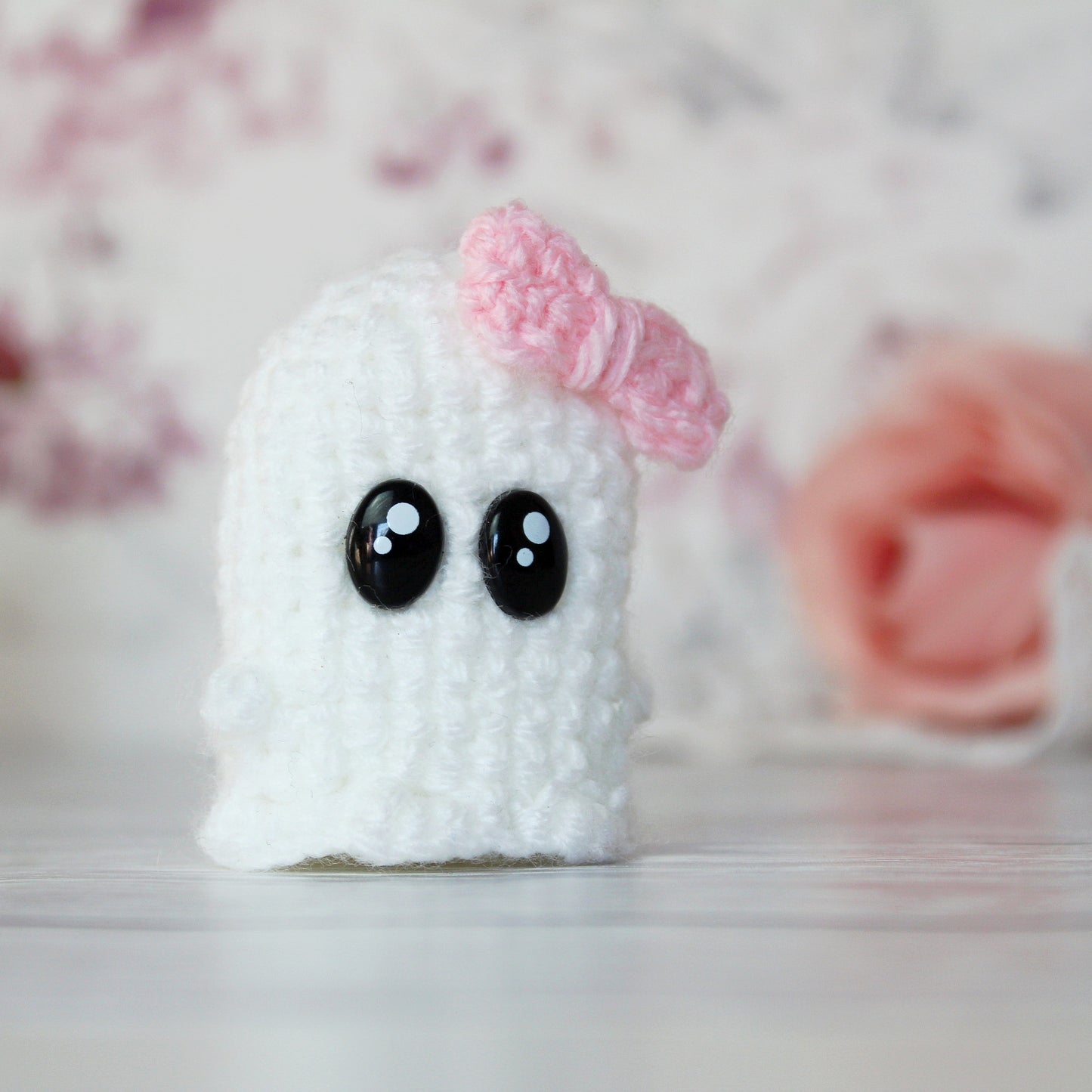 Amigurumi Geist mit rosa Schleife