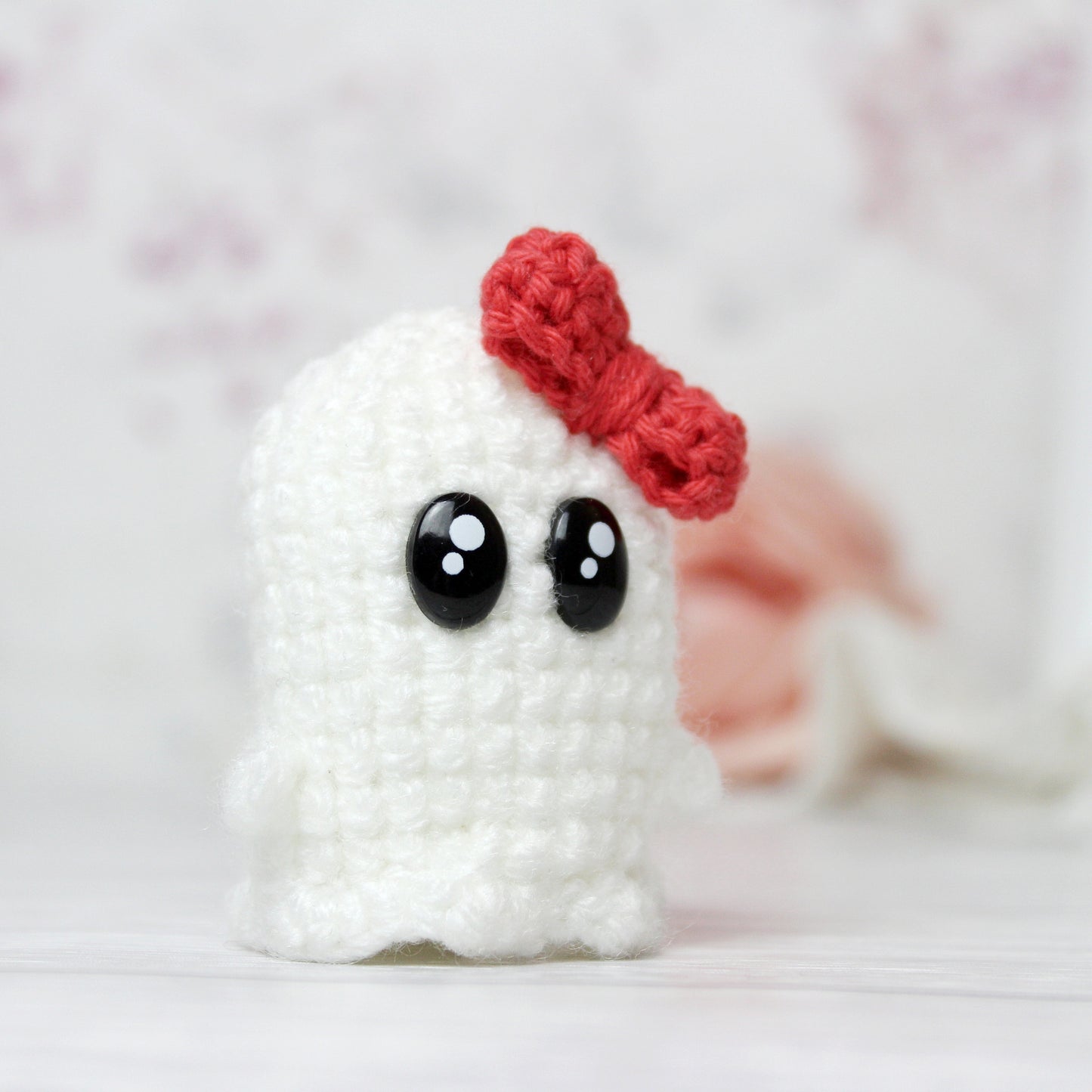 Amigurumi Geist mit roter Schleife