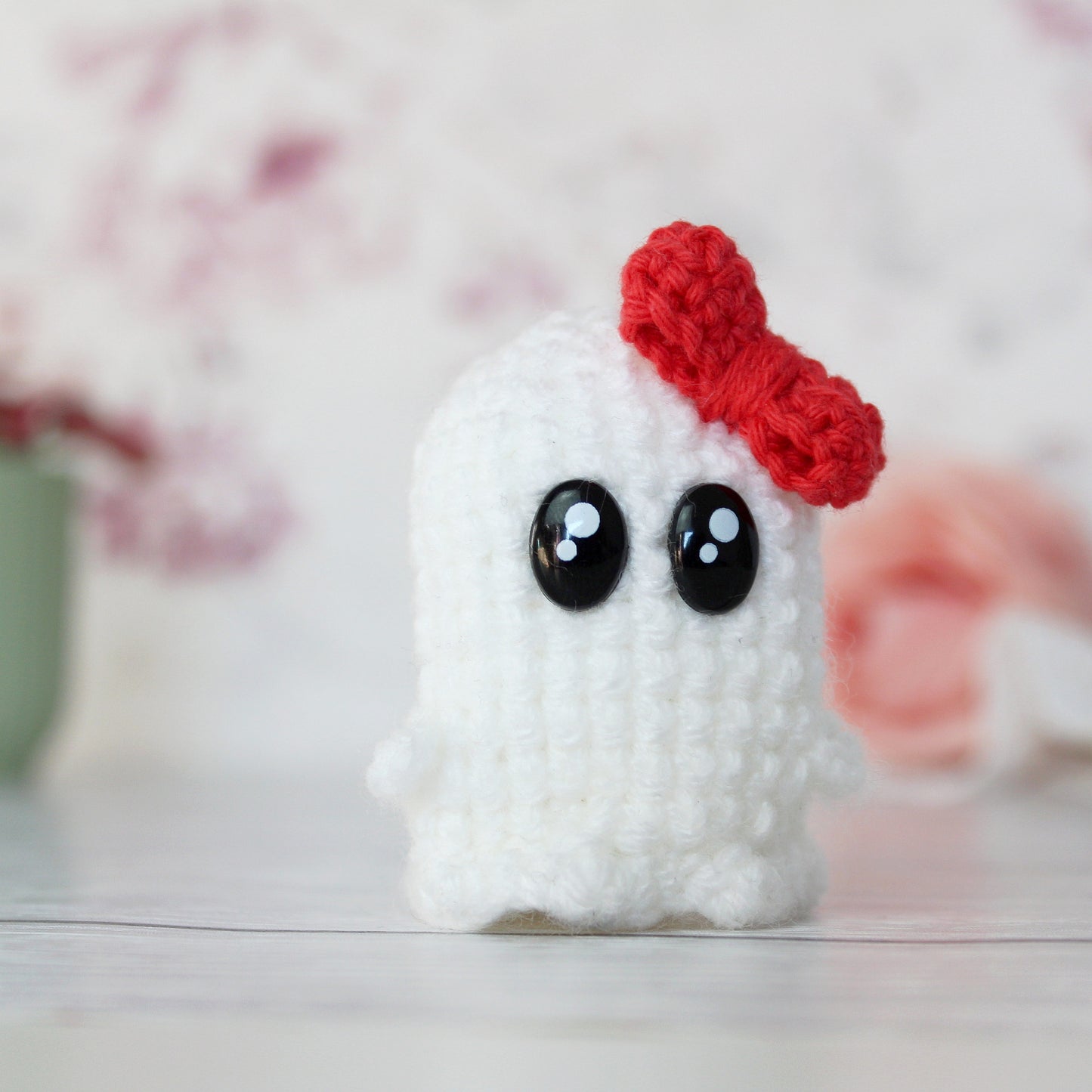 Amigurumi Geist mit roter Schleife