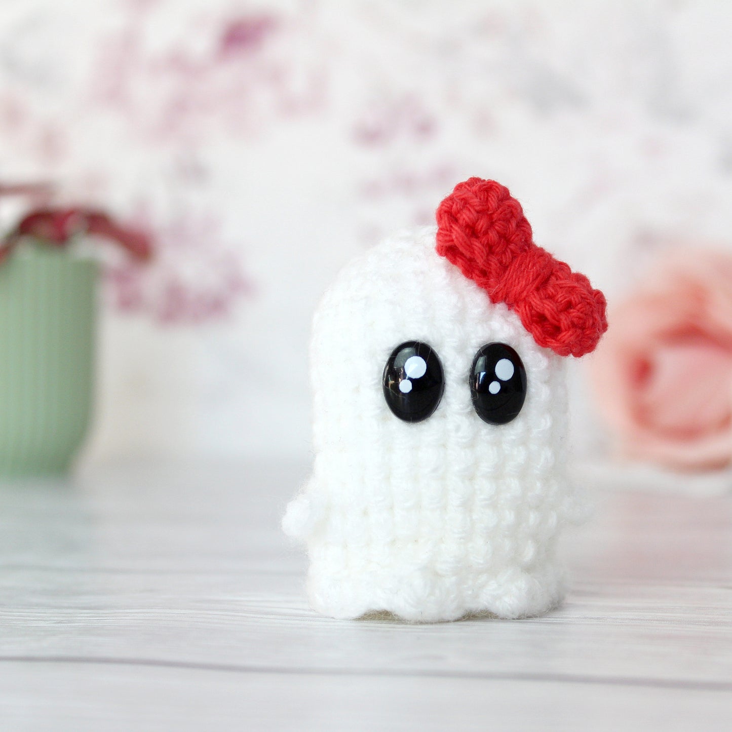 Amigurumi Geist mit roter Schleife