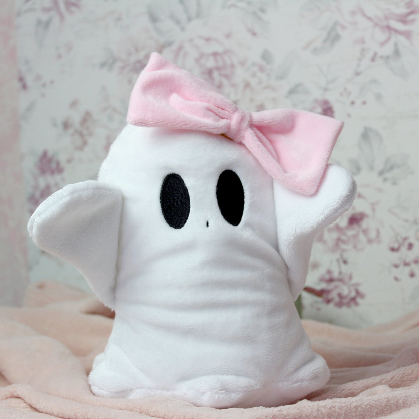 Kuscheltier Geist weiß mit rosa Schleife