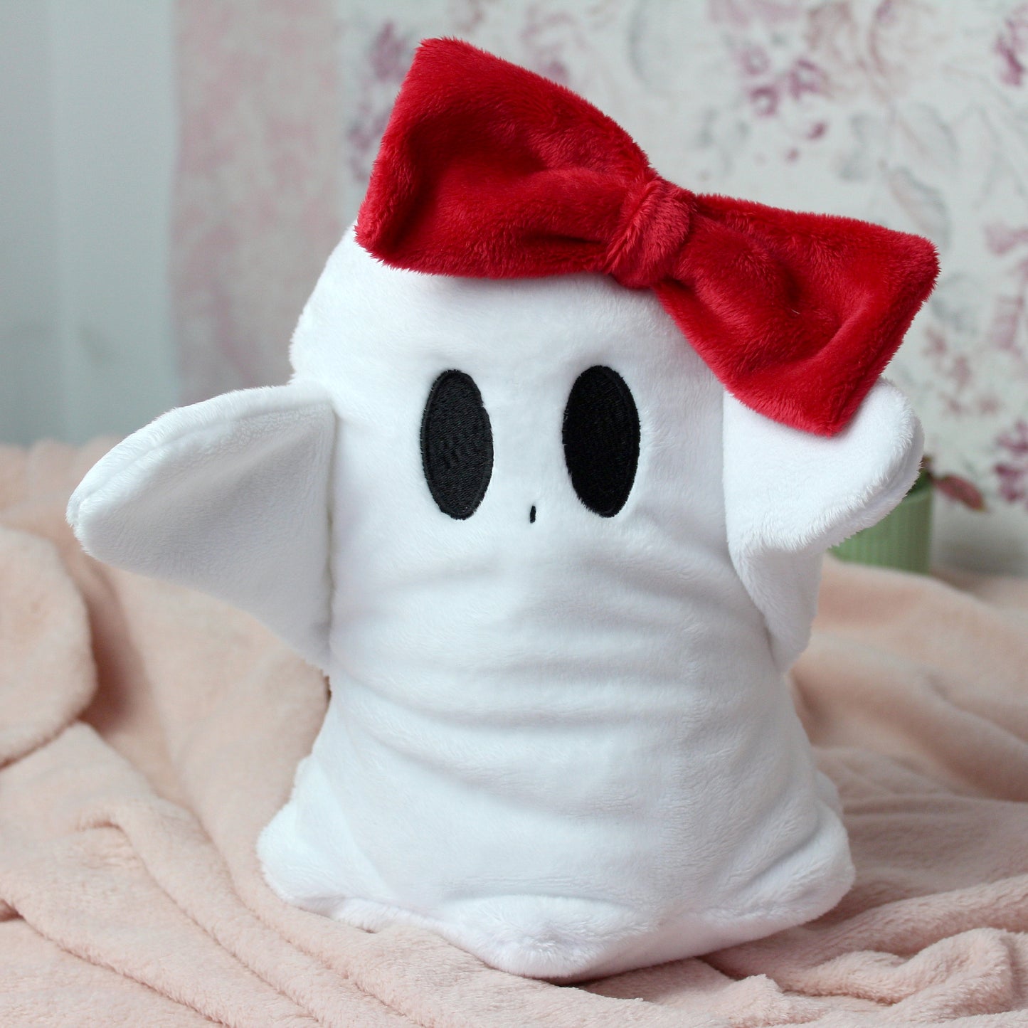 Kuscheltier Geist weiß mit roter Schleife