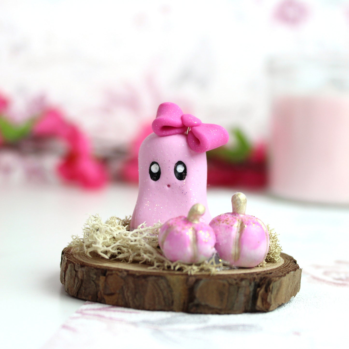 Süße pinke Deko Figur, Geist mit Schleife auf Baumscheibe