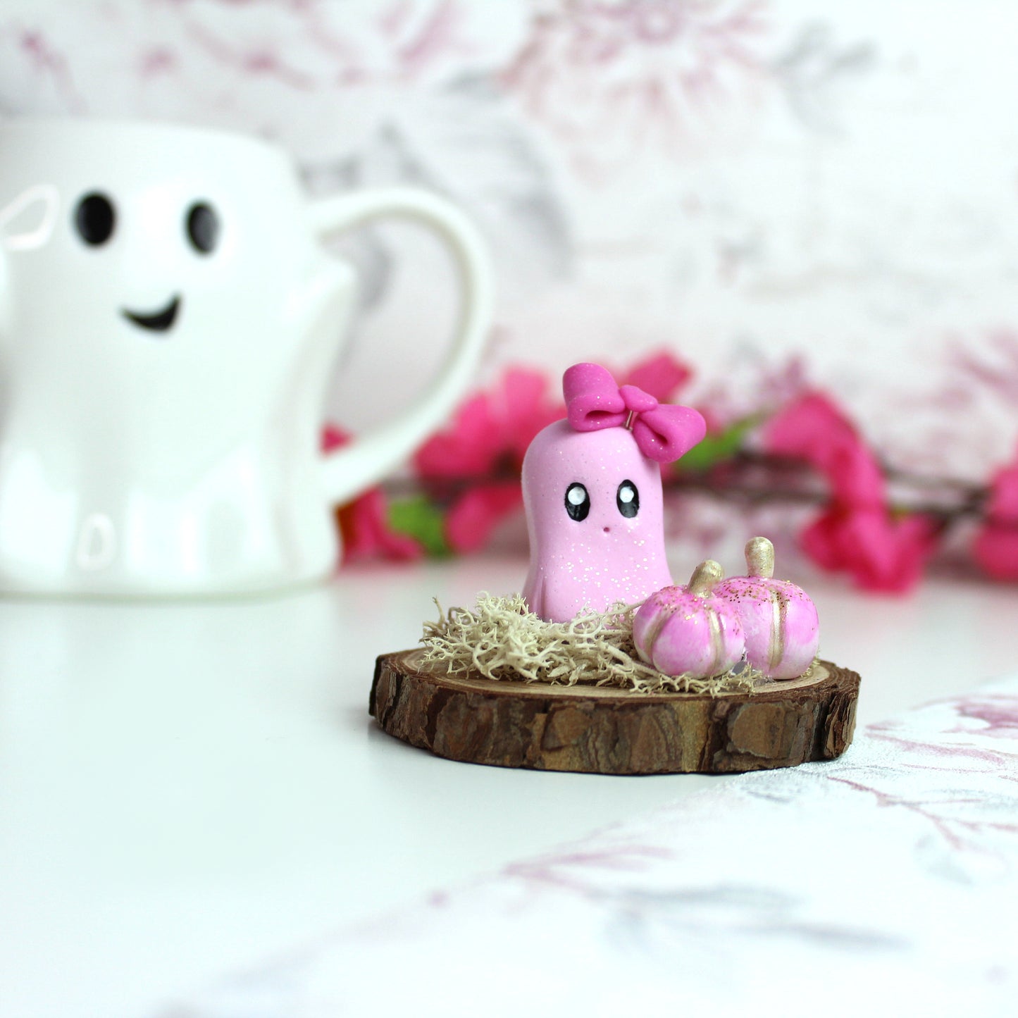 Süße pinke Deko Figur, Geist mit Schleife auf Baumscheibe