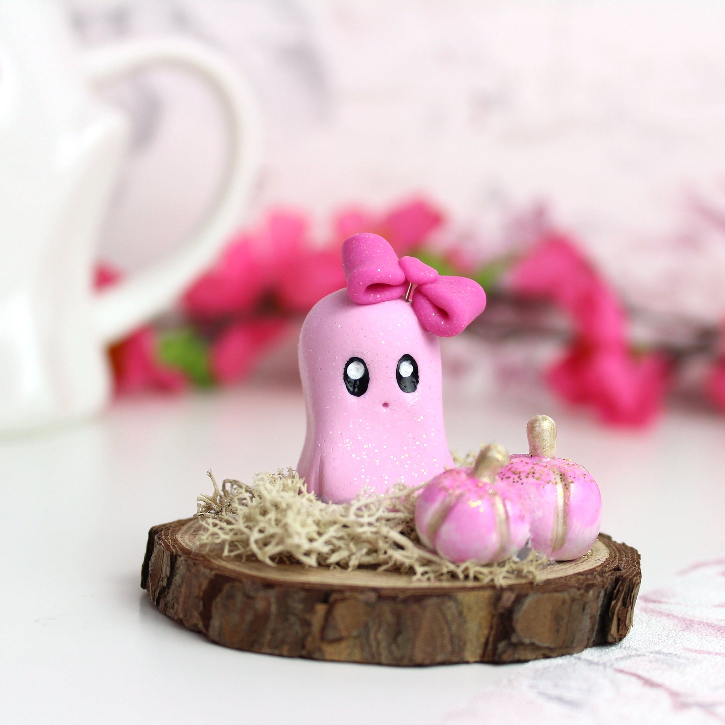 Süße pinke Deko Figur, Geist mit Schleife auf Baumscheibe
