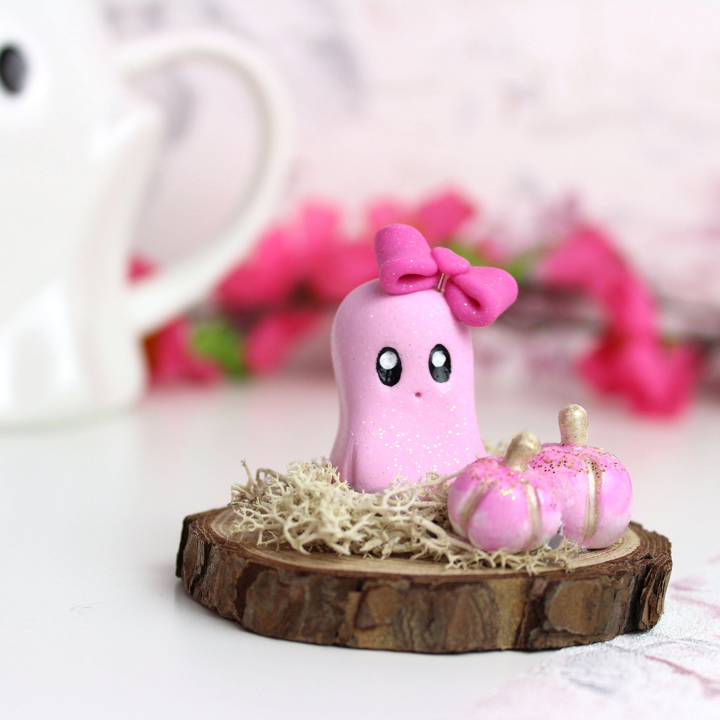 Süße pinke Deko Figur, Geist mit Schleife auf Baumscheibe