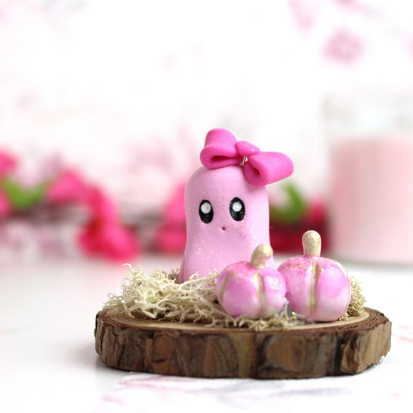 Süße pinke Deko Figur, Geist mit Schleife auf Baumscheibe