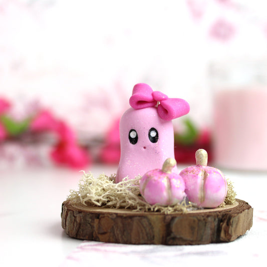 Süße pinke Deko Figur, Geist mit Schleife auf Baumscheibe