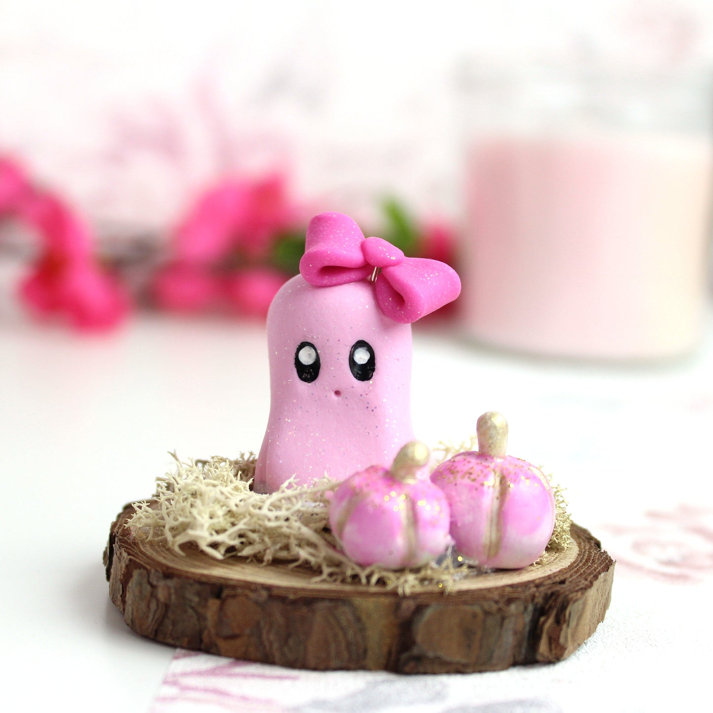 Süße pinke Deko Figur, Geist mit Schleife auf Baumscheibe