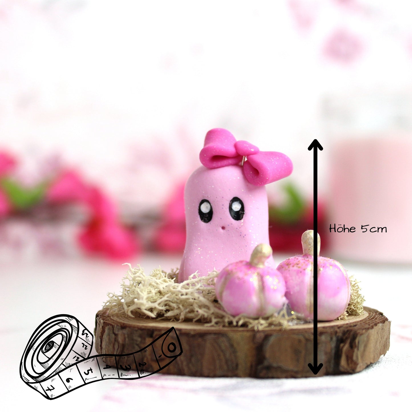 Süße pinke Deko Figur, Geist mit Schleife auf Baumscheibe