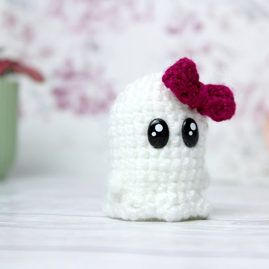 Amigurumi Geist mit himbeerfarbener Schleife