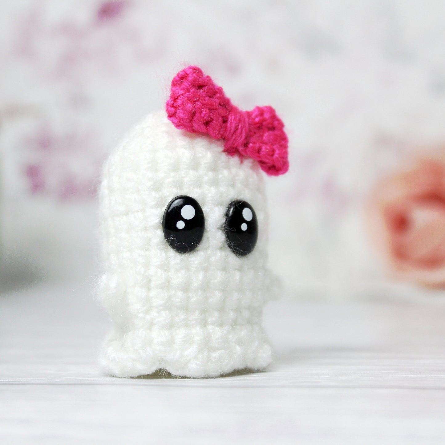 Amigurumi Geist mit pinker Schleife