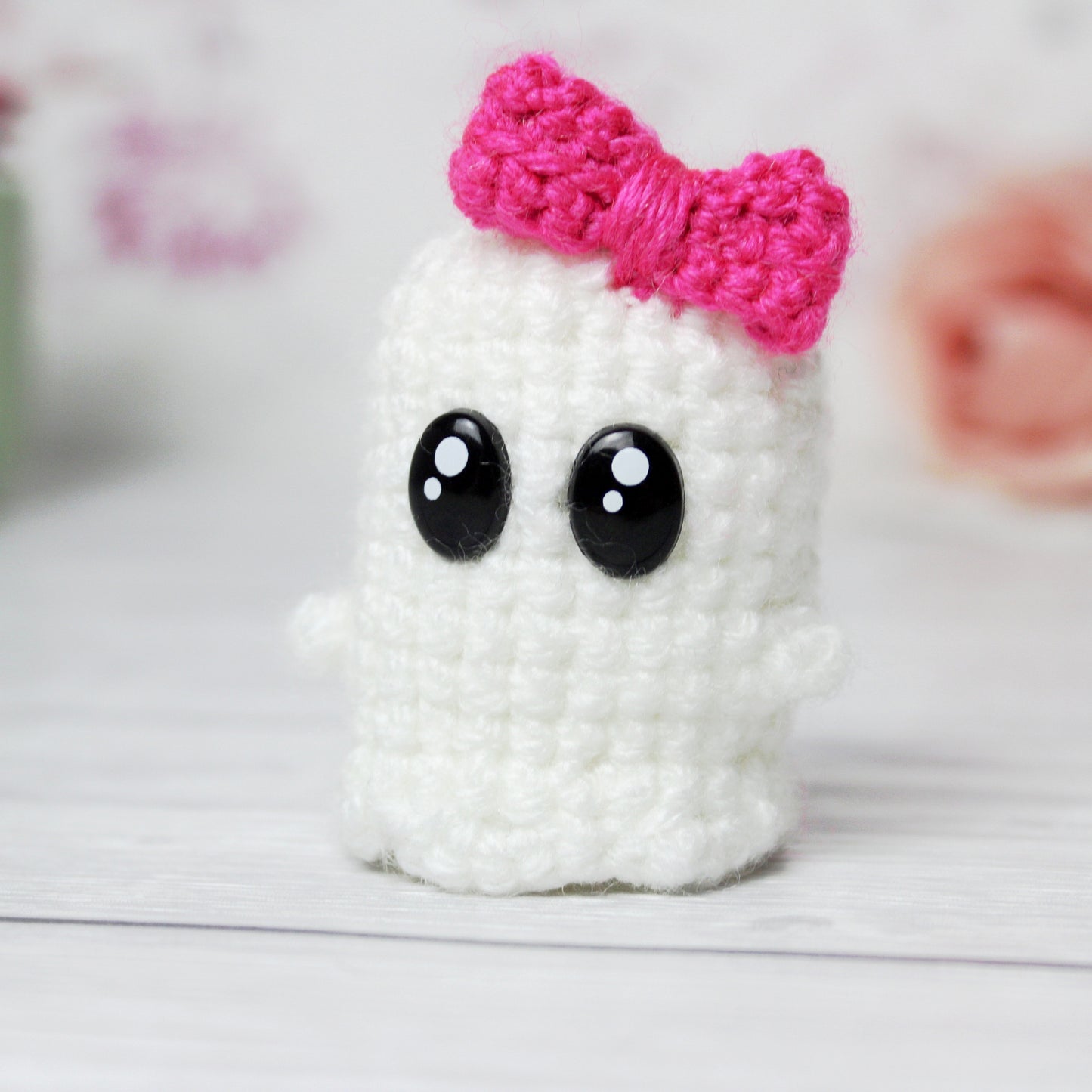 Amigurumi Geist mit pinker Schleife