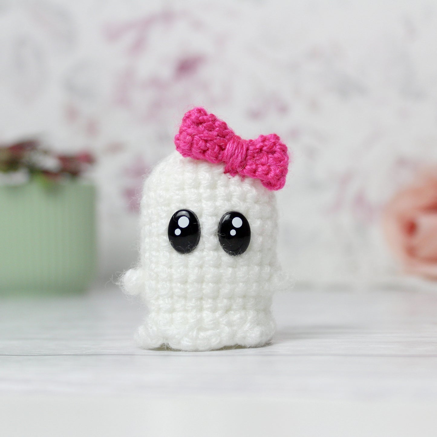 Amigurumi Geist mit pinker Schleife