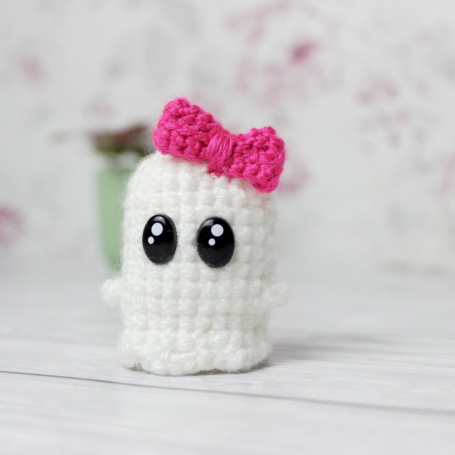 Amigurumi Geist mit pinker Schleife