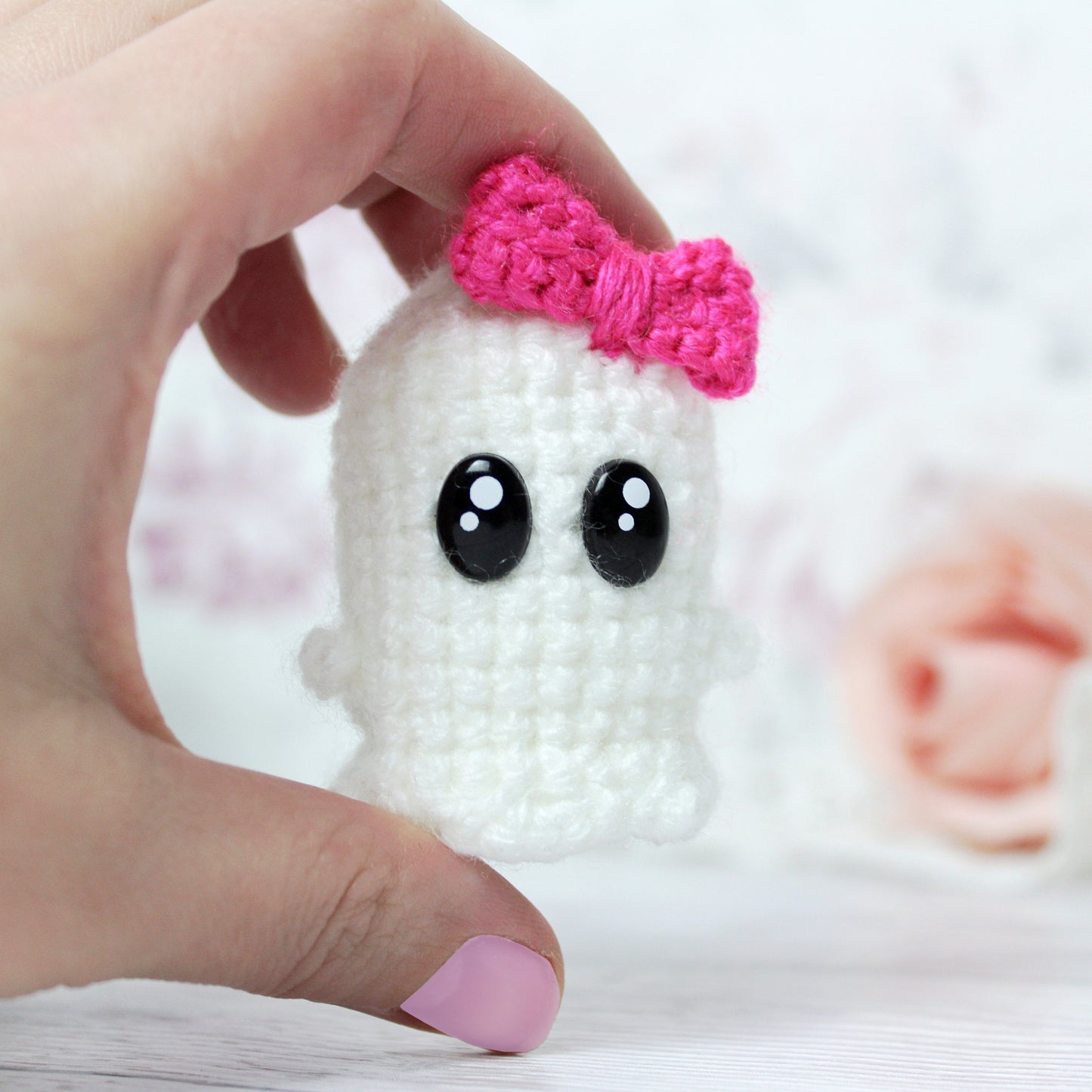 Amigurumi Geist mit pinker Schleife