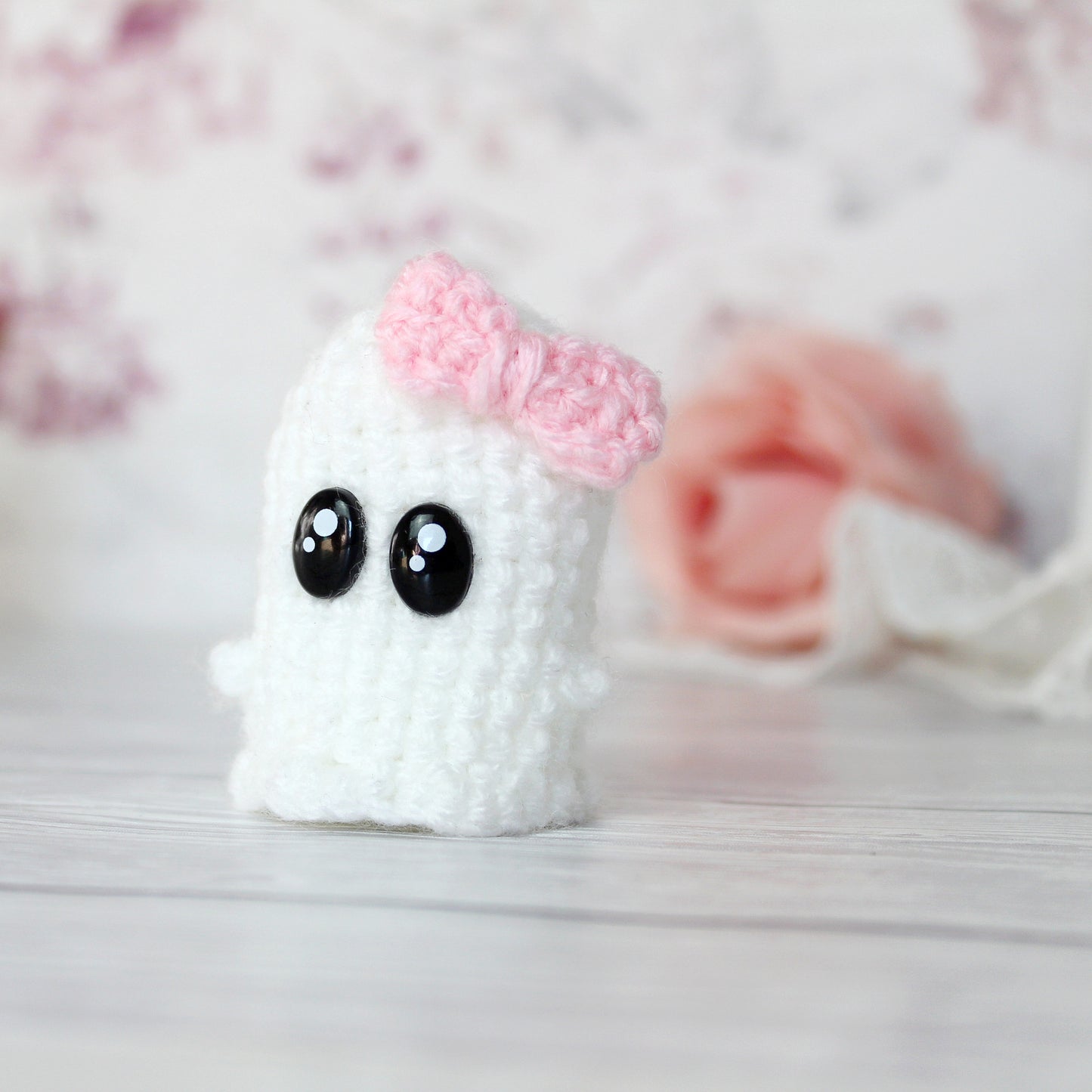 Amigurumi Geist mit rosa Schleife