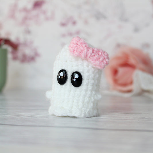 Amigurumi Geist mit rosa Schleife