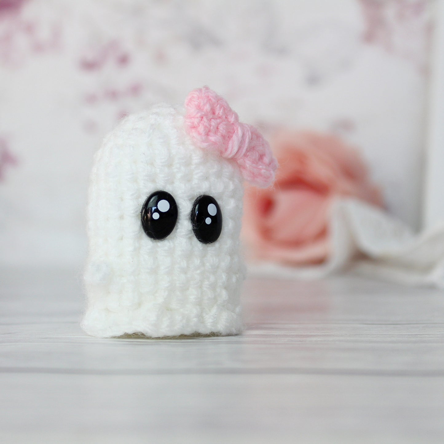 Amigurumi Geist mit rosa Schleife