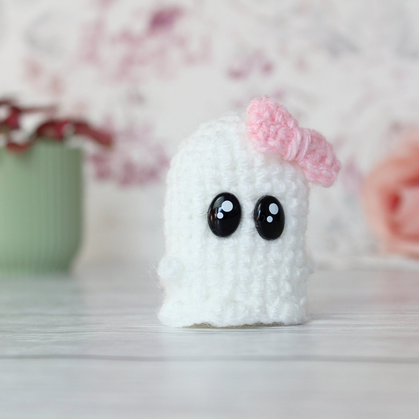 Amigurumi Geist mit rosa Schleife