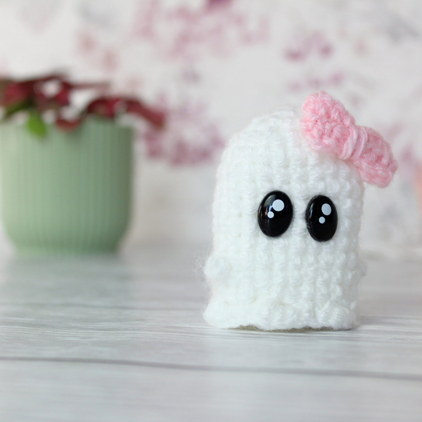 Amigurumi Geist mit rosa Schleife