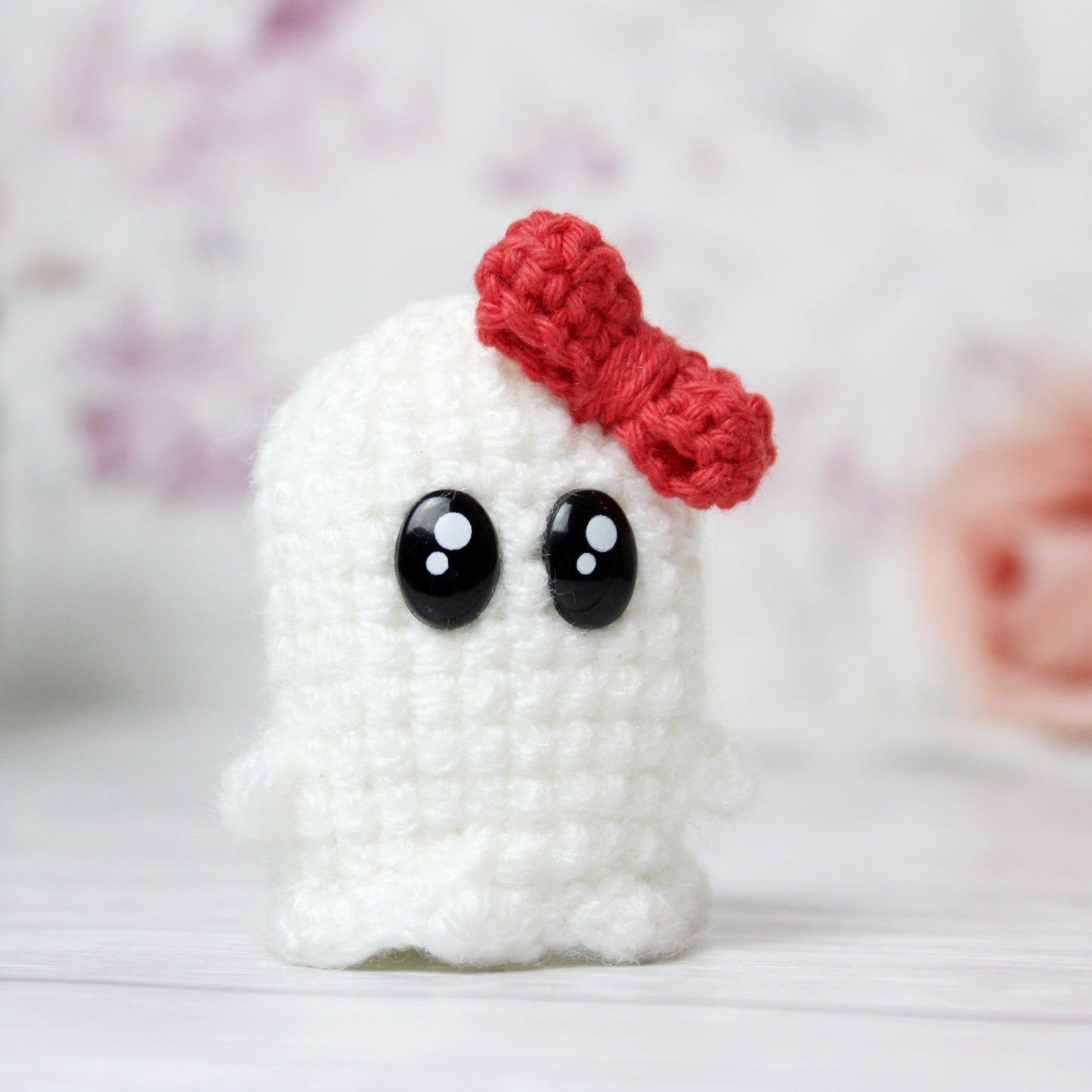 Amigurumi Geist mit roter Schleife