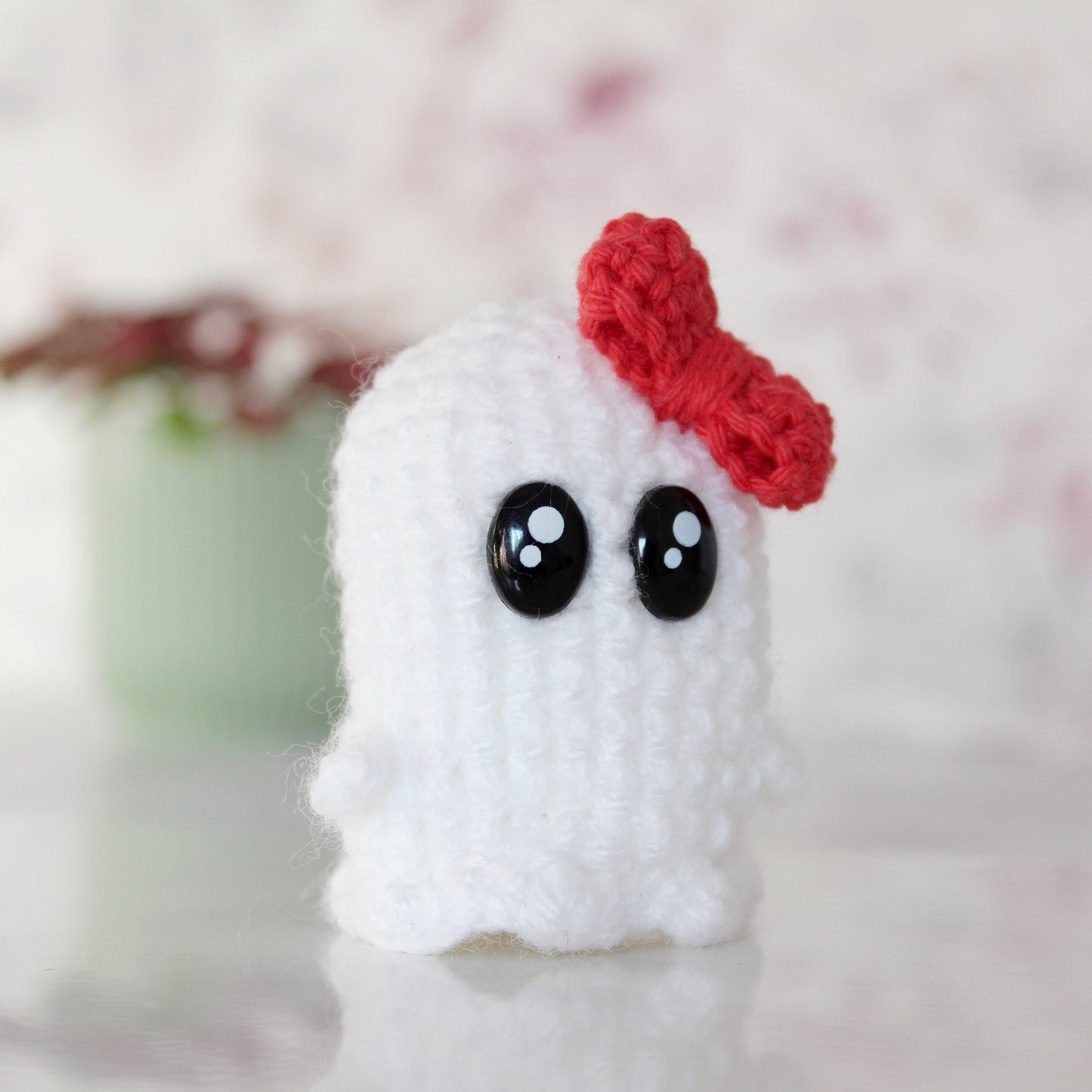 Amigurumi Geist mit roter Schleife