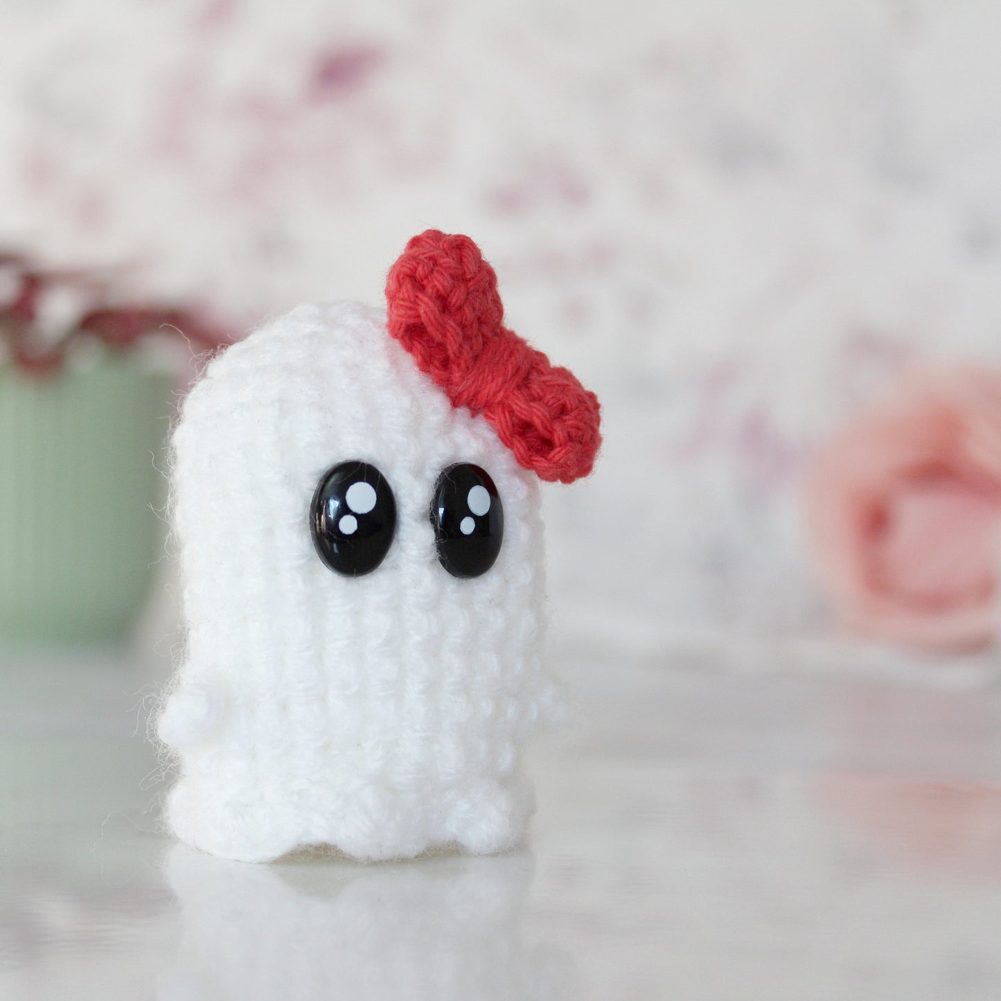 Amigurumi Geist mit roter Schleife