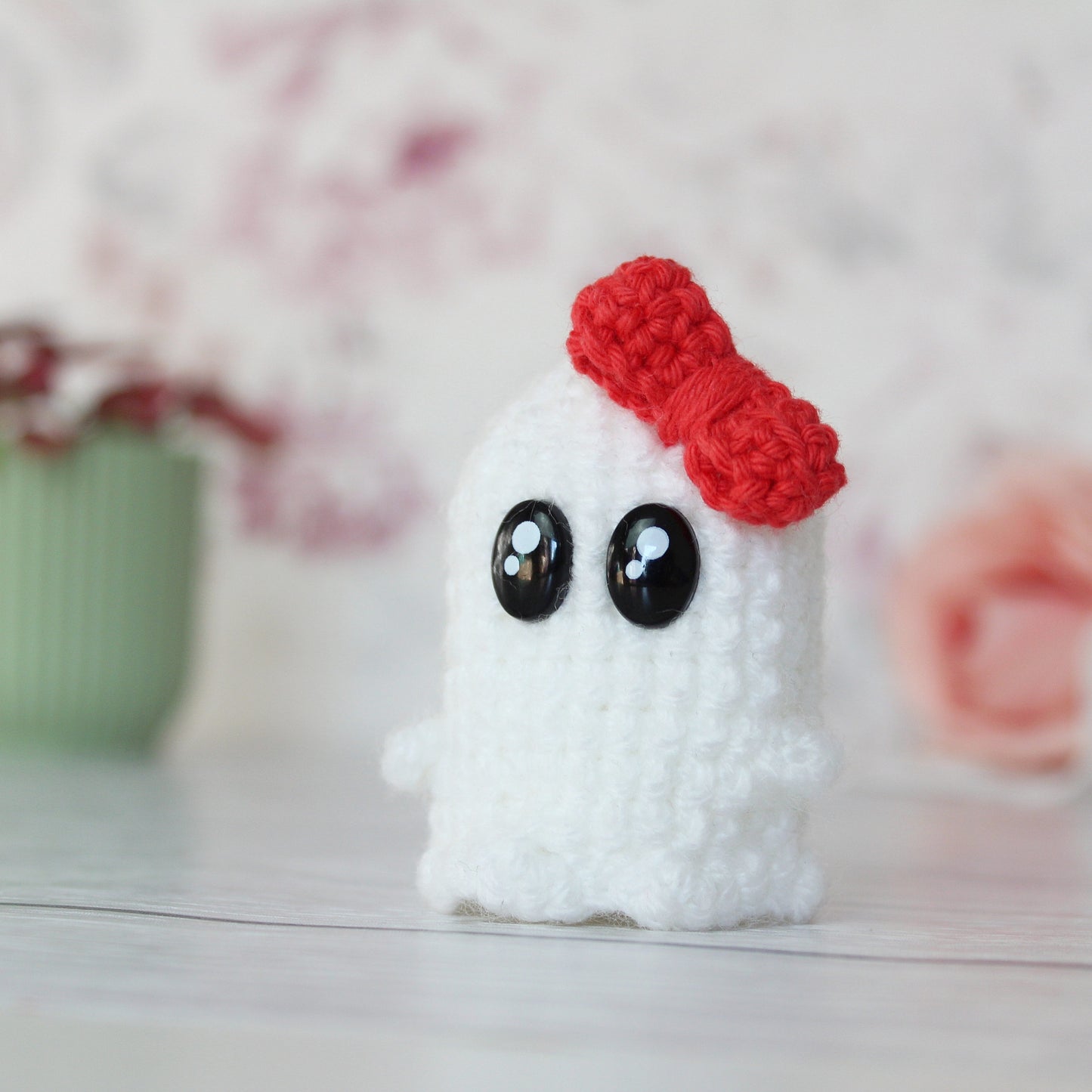 Amigurumi Geist mit roter Schleife